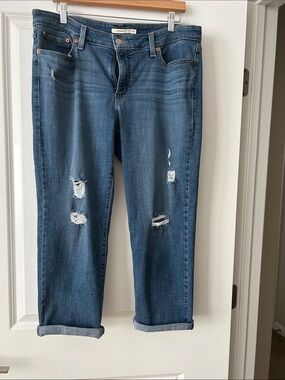 Levi's Distressed Boyfriend Jeans in Medium Blue. Size 16W